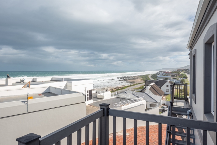 5 Bedroom Property for Sale in Beachview Eastern Cape